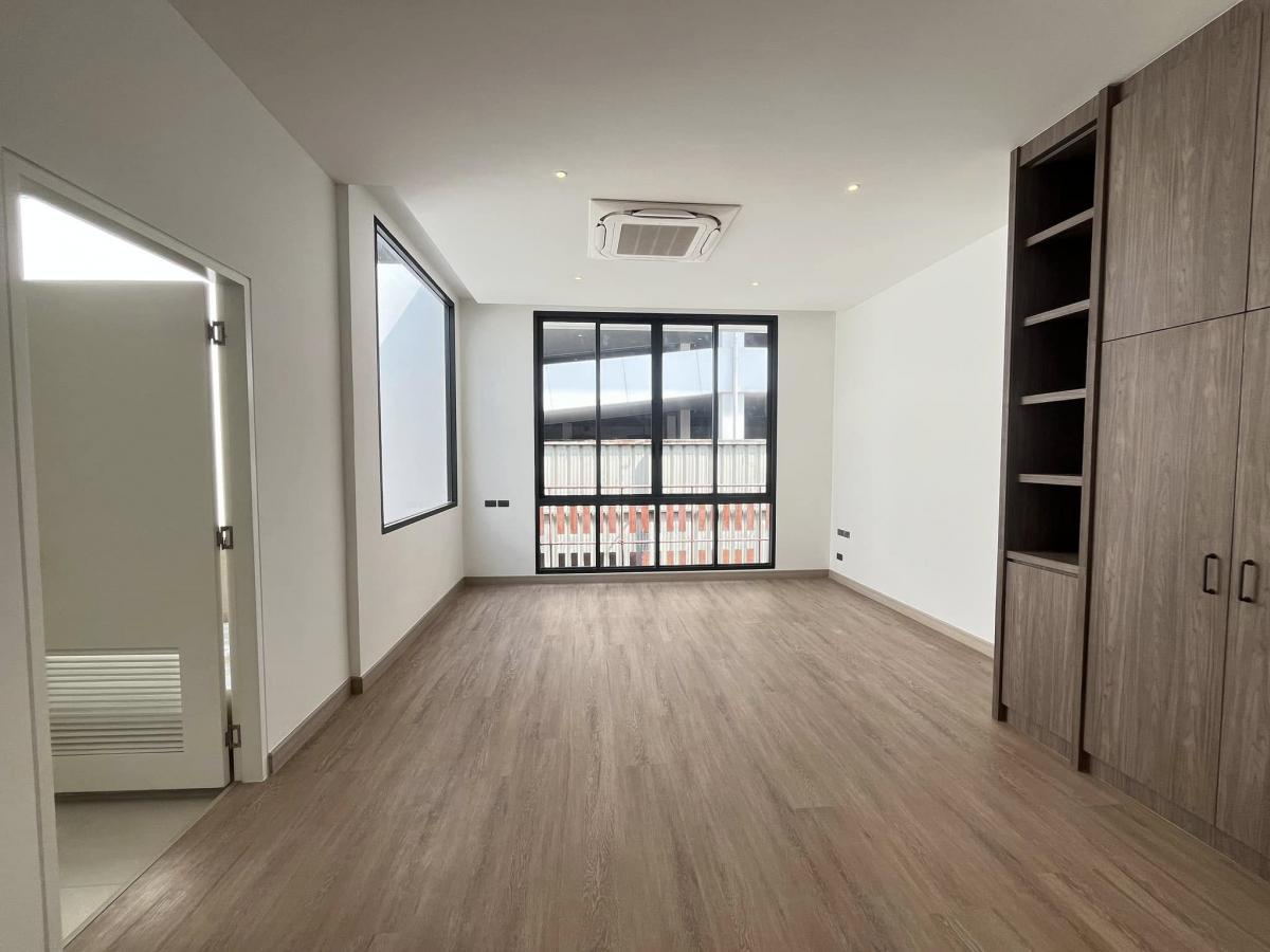 ขายทาวน์โฮมอารีย์ อนุสาวรีย์ : 28/02/2026, บ้านเดี่ยวหรู 3 ห้องนอน ใจกลางเมืองพร้อมเช่า 75,000 บ./ด. พื้นที่กว้าง 205 ตร.ม. ใกล้ BTS นานา / สยาม / อารีย์ / จตุจักร