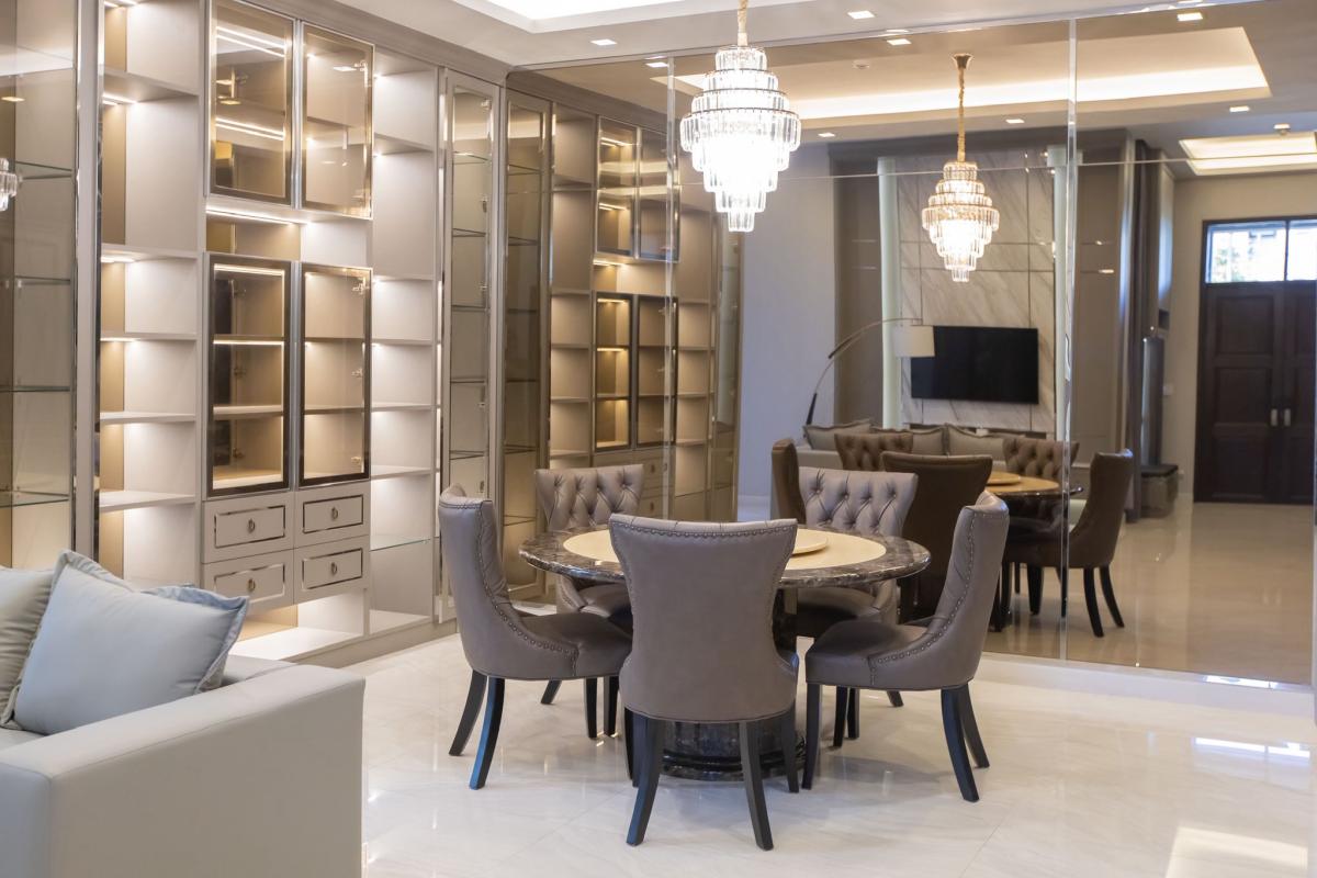 For RentHouseKaset Nawamin,Ladplakao : Luxurious 4 bedroom house in the heart of Ramindra. Ready to move in immediately. Rent only 250,000 baht/month at Artale Ekkamai-Ramintra.