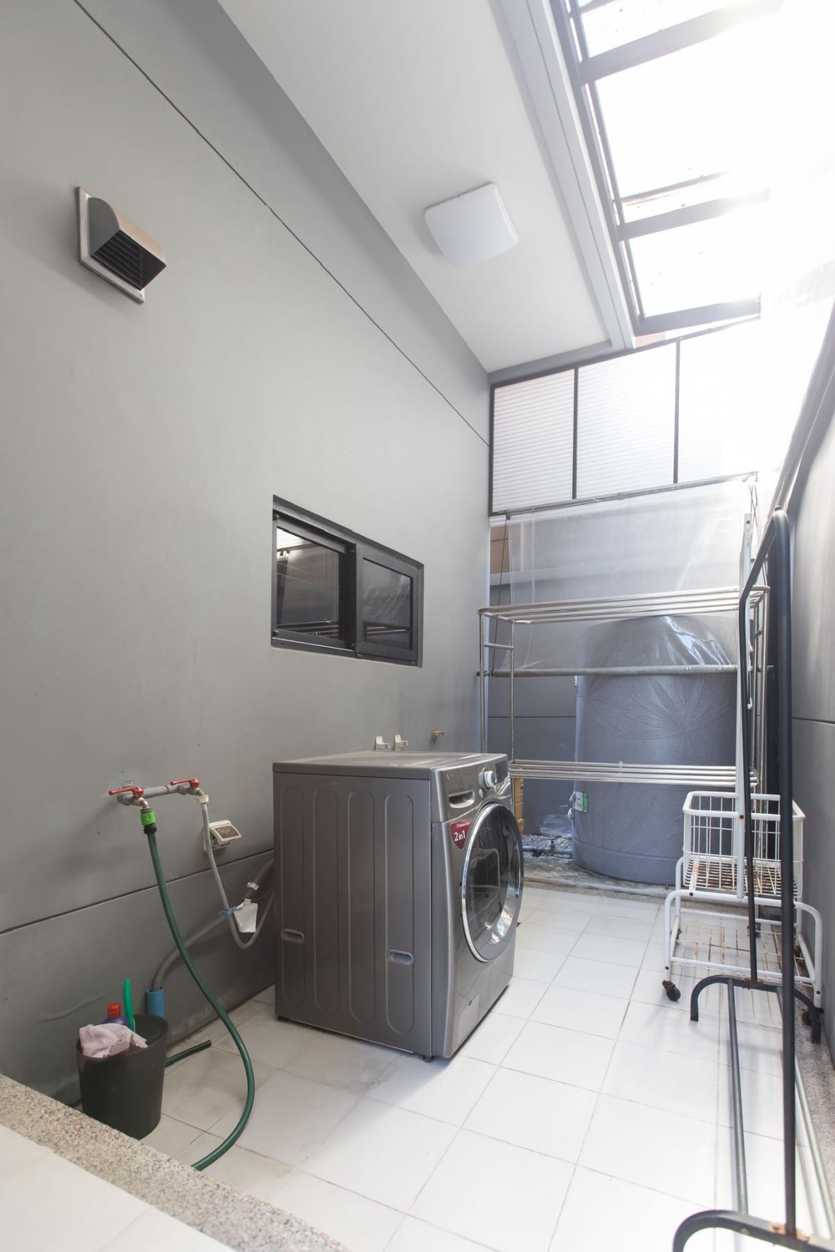 For RentHouseKaset Nawamin,Ladplakao : Luxurious 4 bedroom house in the heart of Ramindra. Ready to move in immediately. Rent only 250,000 baht/month at Artale Ekkamai-Ramintra.