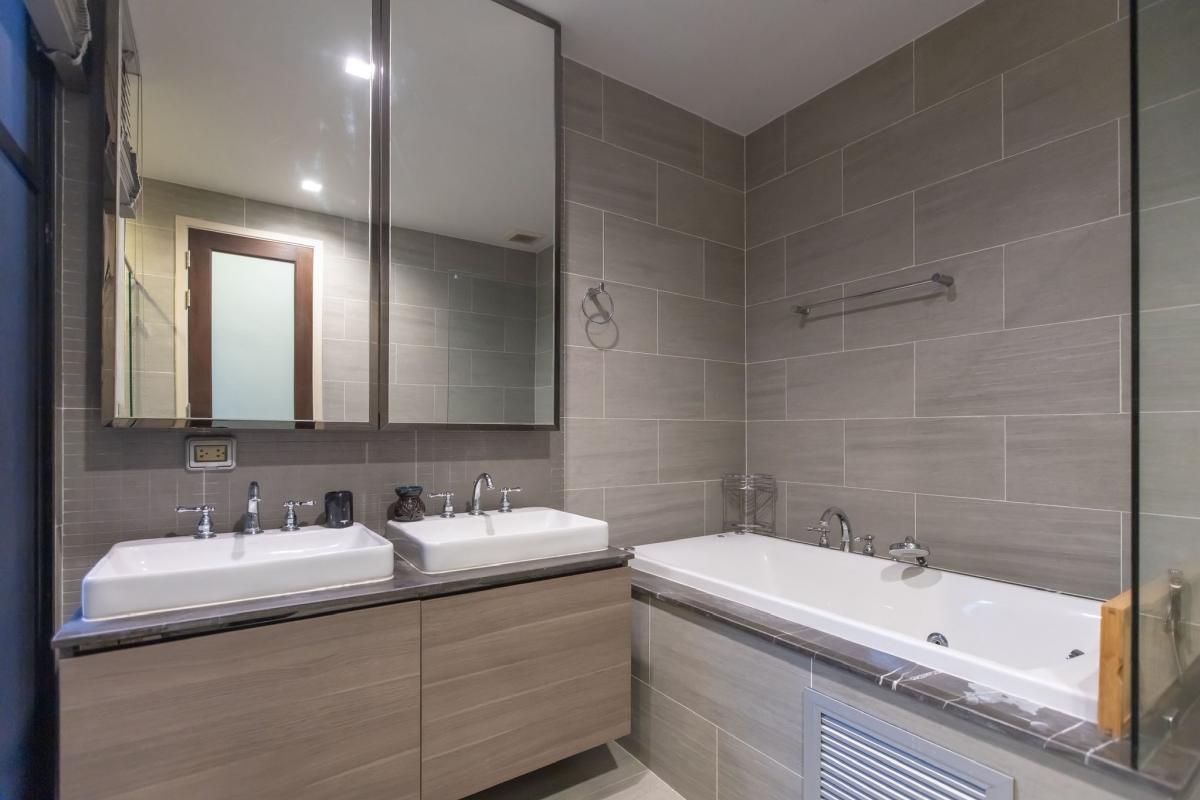 For RentHouseKaset Nawamin,Ladplakao : Luxurious 4 bedroom house in the heart of Ramindra. Ready to move in immediately. Rent only 250,000 baht/month at Artale Ekkamai-Ramintra.