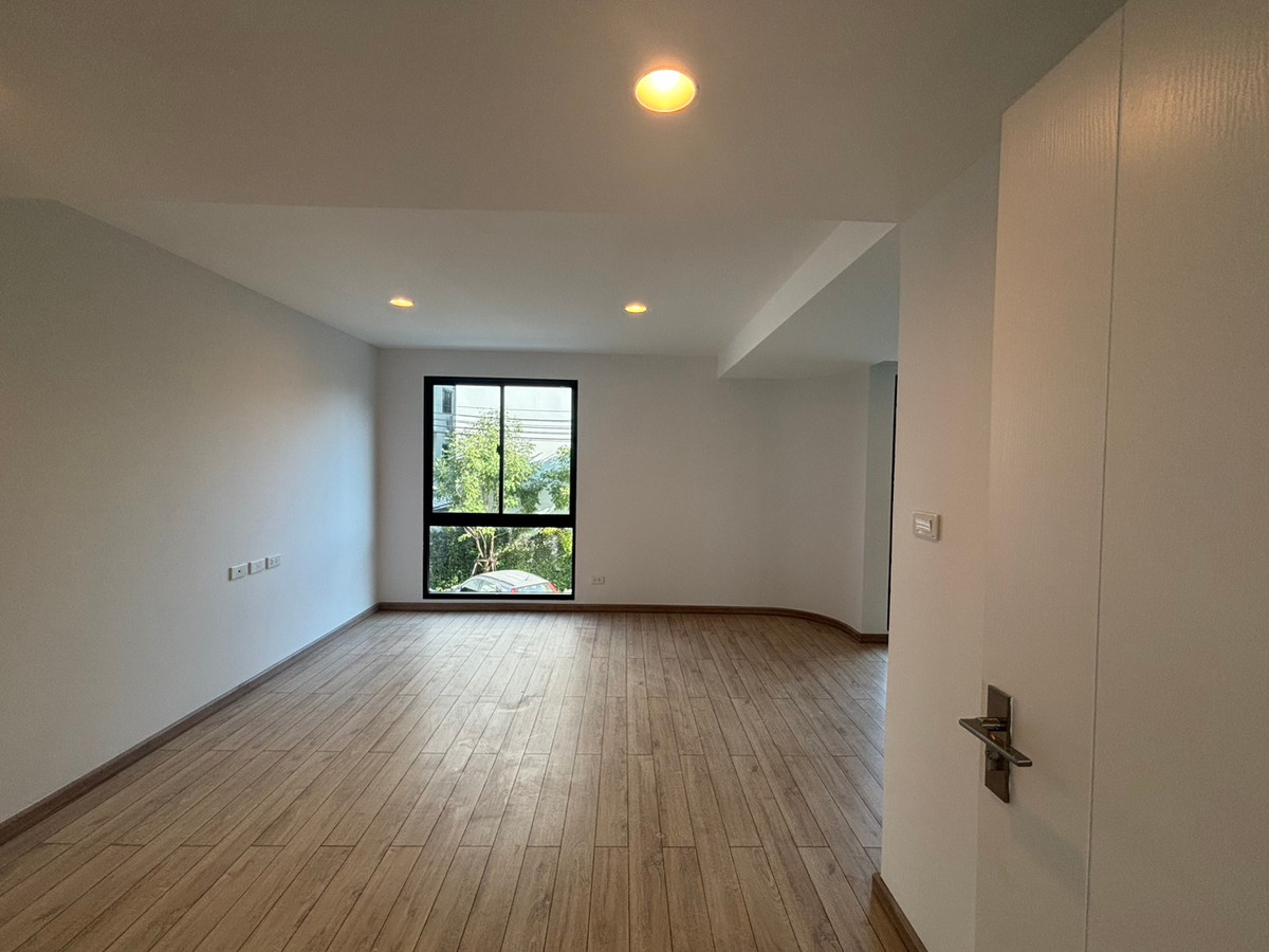 ขายทาวน์โฮมพระราม 3 สาธุประดิษฐ์ : ✨ขายทาวน์โฮมสไตล์ Modern 4ชั้นย่านพระราม 3 ขนาด 270ตรม. 3ห้องนอน เน้นความโปร่ง โล่งภายในในตัวบ้าน ใกล้ King’s College International School และทางด่วน