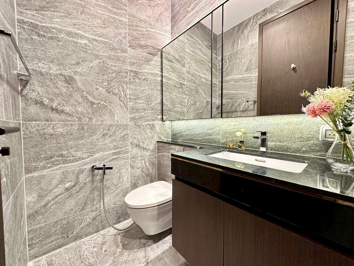 For RentCondoSukhumvit, Asoke, Thonglor : Condo The Esse Sukhumvit 36, convenient travel, near BTS, there is a shuttle, beautifully decorated room, fully furnished, ready to move in!!