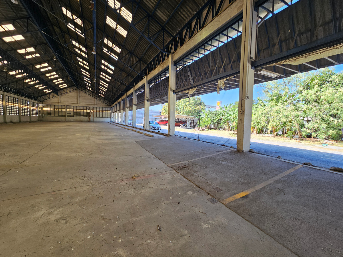 For RentWarehouseSamut Prakan,Samrong : Warehouse space for rent for parking 50 cars or placing products, Thepharak Km.1.5, near Thipawan Station.