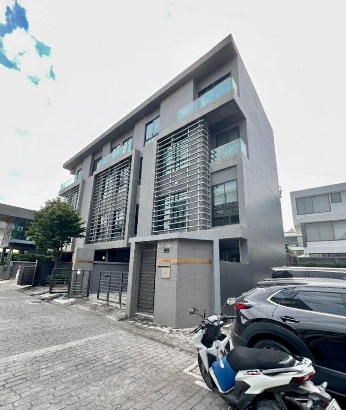 ให้เช่าโฮมออฟฟิศเลียบทางด่วนรามอินทรา : ให้เช่า ARCO Home Office 4 ชั้น | หลังมุม ทำเล Prime Ekkamai–Ramintra | พื้นที่ใหญ่ 395 ตร.ม. | จอดรถได้สูงสุด 6 คัน