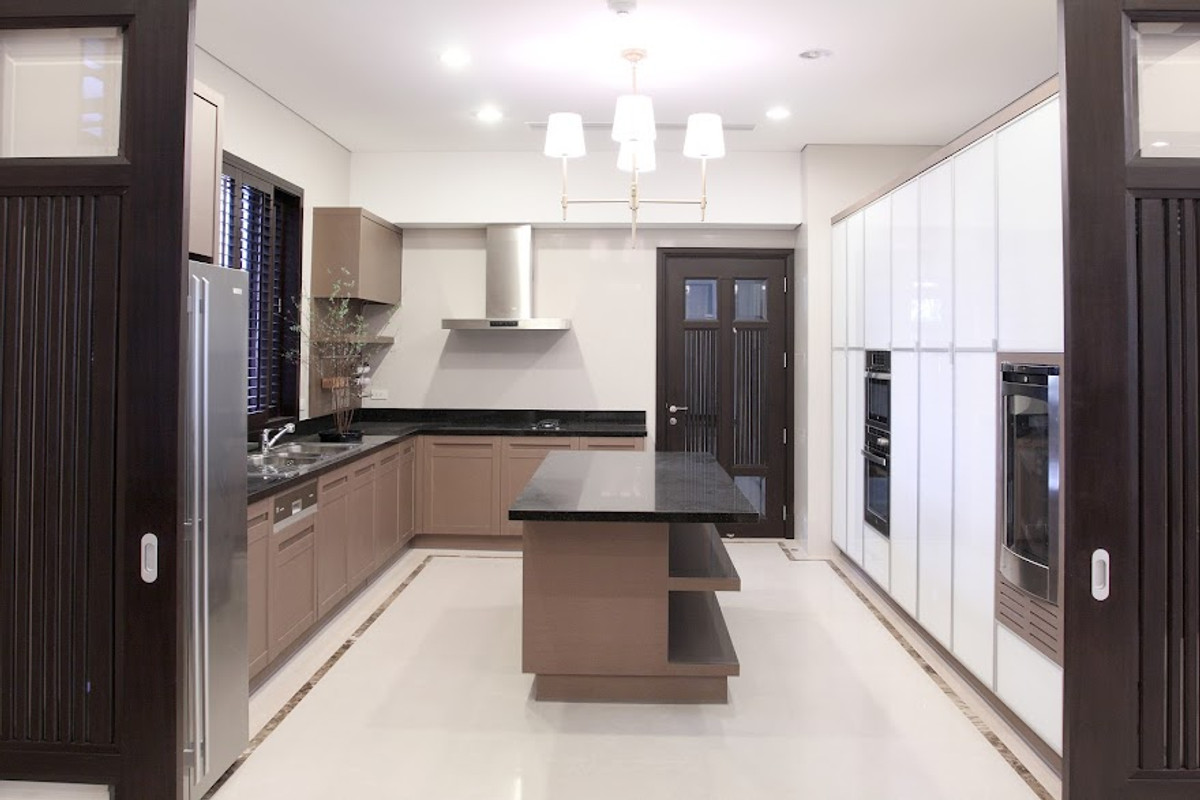 ให้เช่าบ้านสุขุมวิท อโศก ทองหล่อ : House Sukhumvit 18: 4bed 5bath 100sqwah 455sqm. 320,000/mth. Am: 0656199198