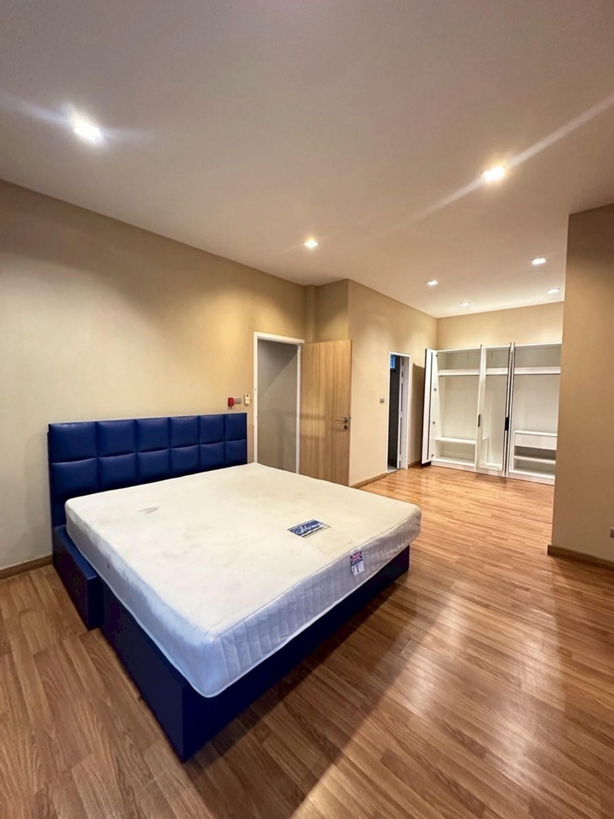 For RentHouseLadkrabang, Suwannaphum Airport : House for rent, Perfect Place Sukhumvit 77, pets allowed.