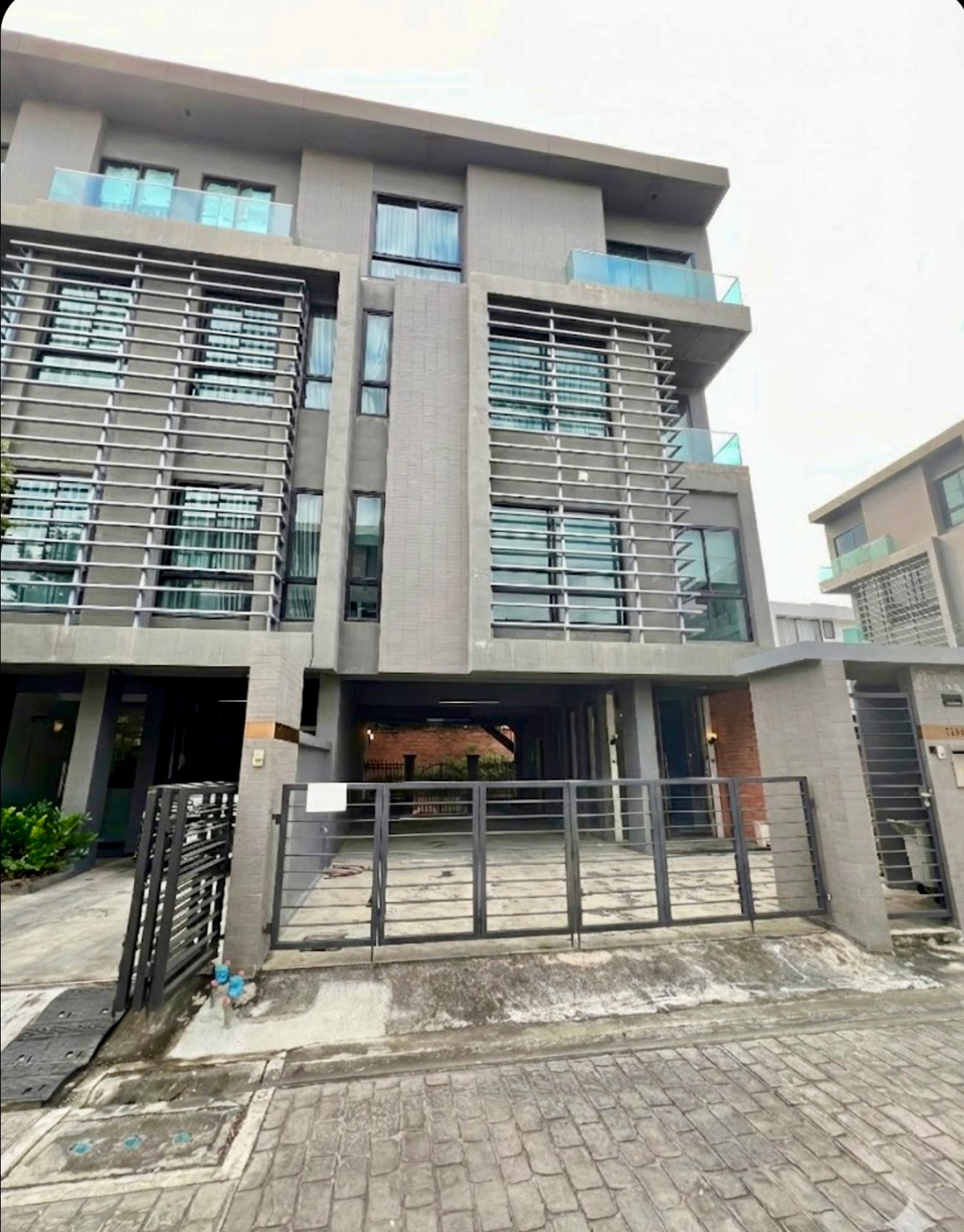 ให้เช่าโฮมออฟฟิศเลียบทางด่วนรามอินทรา : ให้เช่า ARCO Home Office 4 ชั้น | หลังมุม ทำเล Prime Ekkamai–Ramintra | พื้นที่ใหญ่ 395 ตร.ม. | จอดรถได้สูงสุด 6 คัน