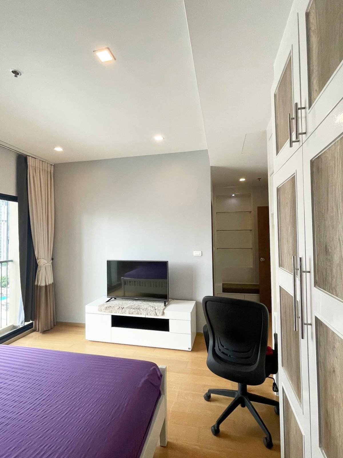 For RentCondoRatchathewi,Phayathai : For Rent 📍 Noble Revent 📍 Ready-to-move-in condo in the heart of Phaya Thai, near BTS Phaya Thai & Airport Rail Link. Just a few steps away! 🚆