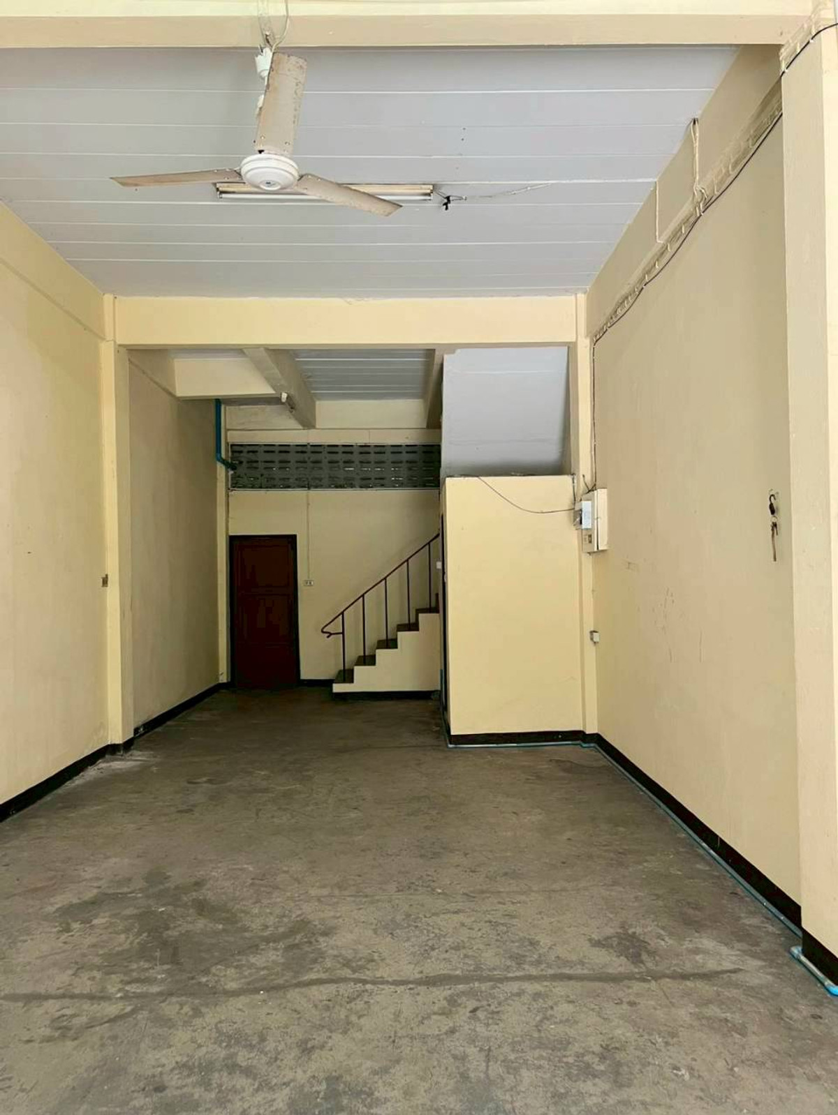 For SaleHome OfficeMin Buri, Romklao : Commercial building for sale, 3.5 floors, Sri Prajak Villa 1-2 (Ramkhamhaeng 156), Saphan Sung District, Bangkok, price 3,700,000 baht.