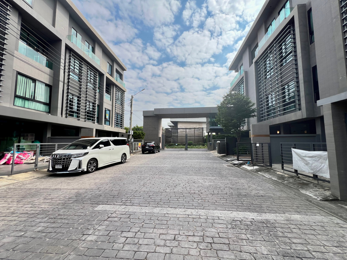 ให้เช่าโฮมออฟฟิศเลียบทางด่วนรามอินทรา : ให้เช่า ARCO Home Office 4 ชั้น | หลังมุม ทำเล Prime Ekkamai–Ramintra | พื้นที่ใหญ่ 395 ตร.ม. | จอดรถได้สูงสุด 6 คัน