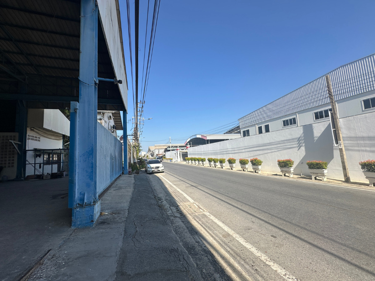 For SaleFactorySamut Prakan,Samrong : Factory + office for sale, 1,300 sq m., purple layout, area 1 rai, industrial location, water and electricity ready, large vehicles easy to get in and out.