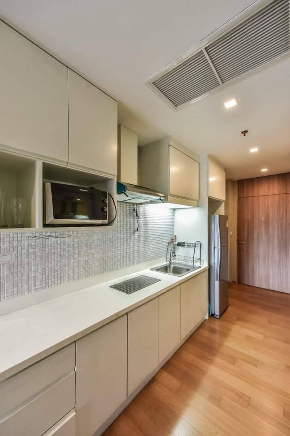 For RentCondoRatchathewi,Phayathai : For Rent 📍 Noble Revent 📍 Ready-to-move-in condo in the heart of Phaya Thai, near BTS Phaya Thai & Airport Rail Link. Just a few steps away! 🚆