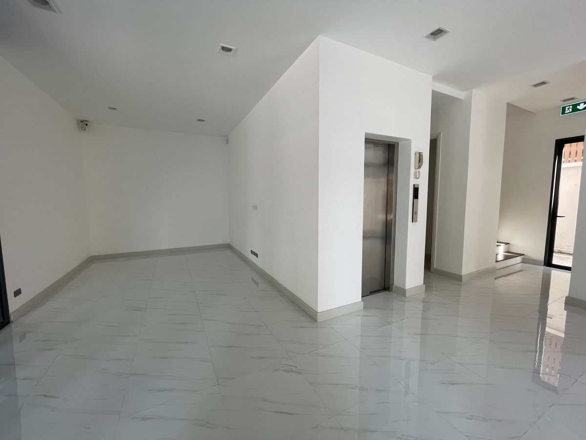 For SaleHome OfficeRamkhamhaeng, Hua Mak : Luxurious 5-story home office for sale, Metier Rama 9 project (Metier Rama 9), designed under the concept of superiority. Private parking for up to 6 cars