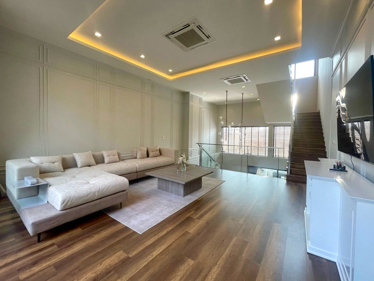 ให้เช่าทาวน์โฮมบางนา แบริ่ง ลาซาล : 🔹The Park Lane Sukhumvit – Bearing🔹4-story townhome • 30.5 sq m. • Usable area 300 sq m. • 4 bedrooms, 4 bathrooms • 1 maids room and maids bathroom 