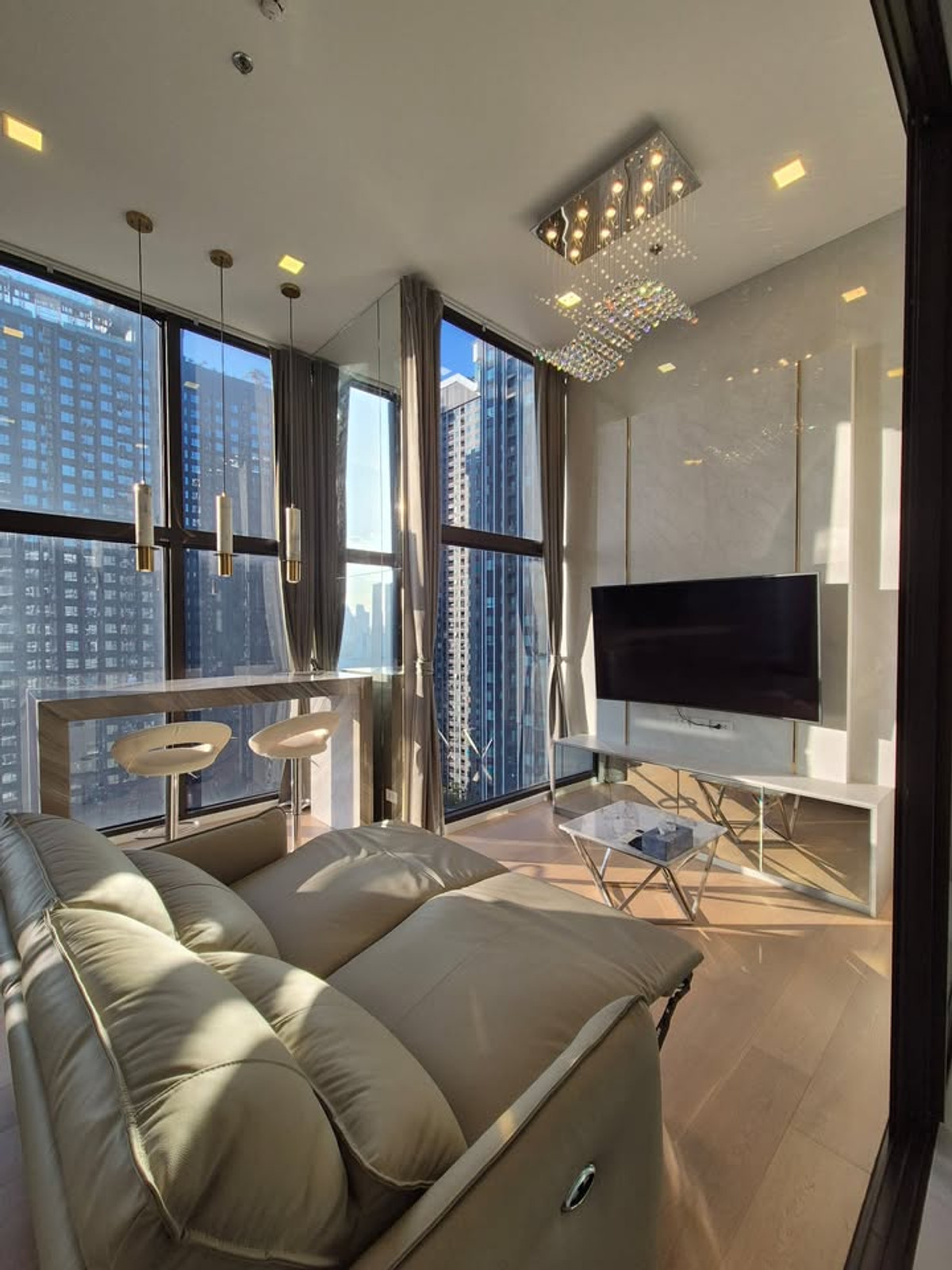 ให้เช่าคอนโดพระราม 9 เพชรบุรีตัดใหม่ RCA : ⭐️Chewathai Residence Asoke ⭐️1 BED 1 BATH 45 sqm. Built in luxury furnitures