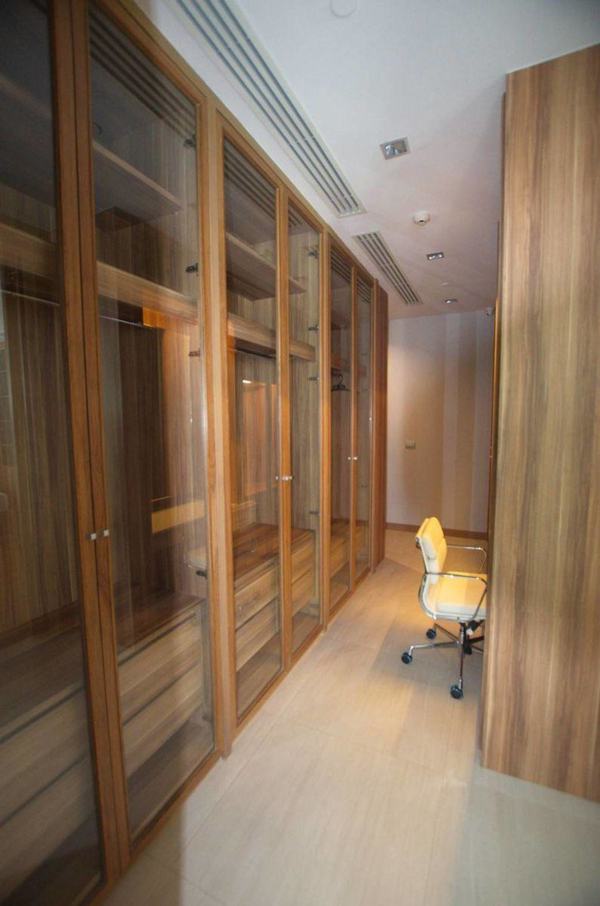 For RentCondoSukhumvit, Asoke, Thonglor : Condo Le Raffine Sukhumvit 39, convenient travel, close to BTS, has a shuttle, fully furnished, ready to move in!!