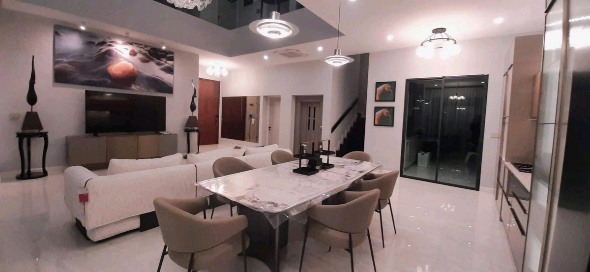 ให้เช่าบ้านเลียบทางด่วนรามอินทรา : FOR RENT : The honor โยธินพัฒนา มีลิฟท์พร้อมสระว่ายน้ำขนาดใหญ่ 8 ห้องนอน ทำเลหน้าสวน 