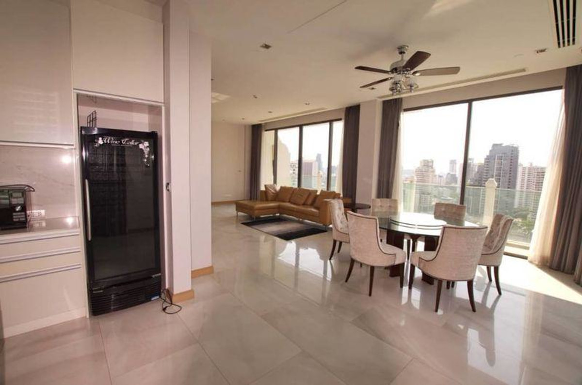 For RentCondoSukhumvit, Asoke, Thonglor : Condo Le Raffine Sukhumvit 39, convenient travel, close to BTS, has a shuttle, fully furnished, ready to move in!!