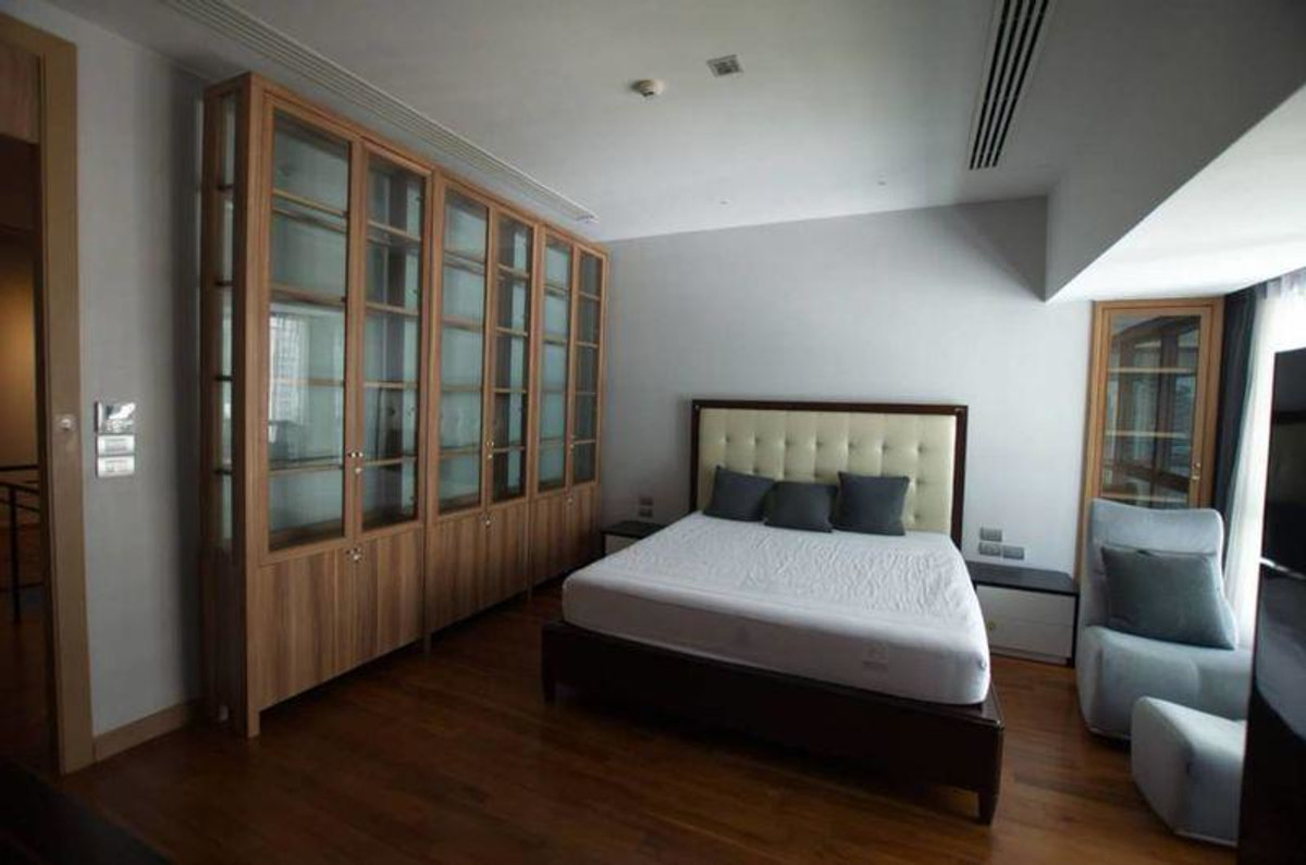 For RentCondoSukhumvit, Asoke, Thonglor : Condo Le Raffine Sukhumvit 39, convenient travel, close to BTS, has a shuttle, fully furnished, ready to move in!!