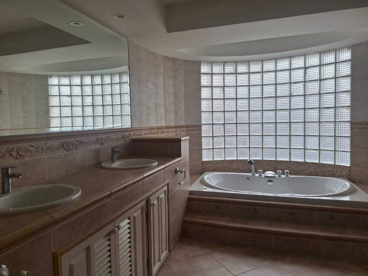 For RentCondoSukhumvit, Asoke, Thonglor : Condo Le Raffine Sukhumvit 24, convenient travel, close to BTS, has a shuttle, fully furnished, ready to move in!