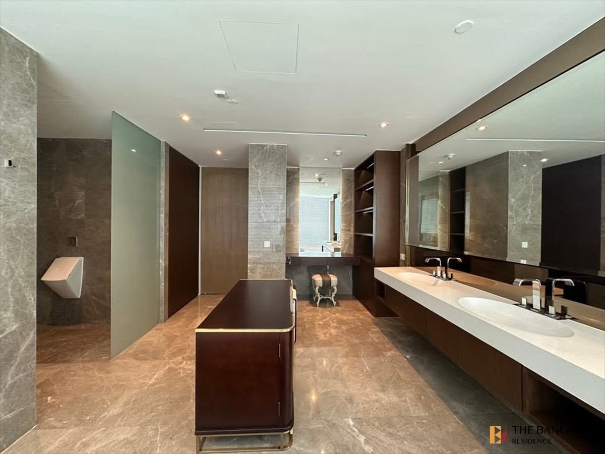 For SaleCondoWitthayu, Chidlom, Langsuan, Ploenchit : 💎 Rare Ultra Luxury  Unit⛳ Stunning Sport Club View - 185 Rajadamri  Near Bts Ratchadamri 