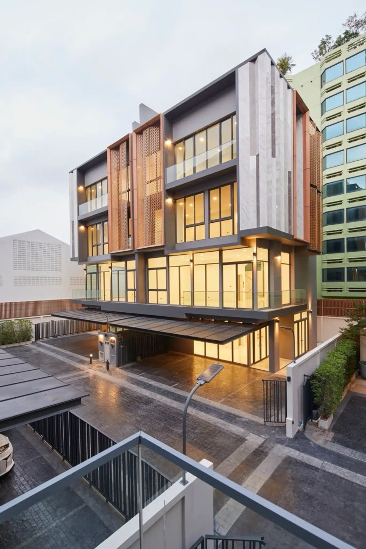 ขายโฮมออฟฟิศรามคำแหง หัวหมาก : ขายโฮมออฟฟิศหรู 5 ชั้น โครงการ Metier Rama 9 (เมทิเย่ร์ พระราม 9) ออกแบบภายใต้แนวคิดความเหนือระดับ ที่จอดรถส่วนตัวสูงสุด 6 คัน