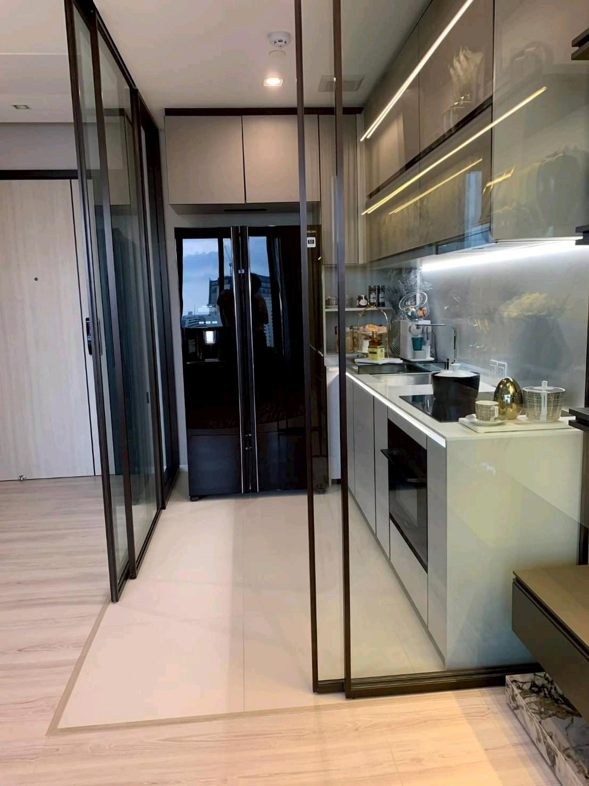 For RentCondoRatchathewi,Phayathai : ✨ Large room 70 sq m., newly renovated, panoramic garden view.