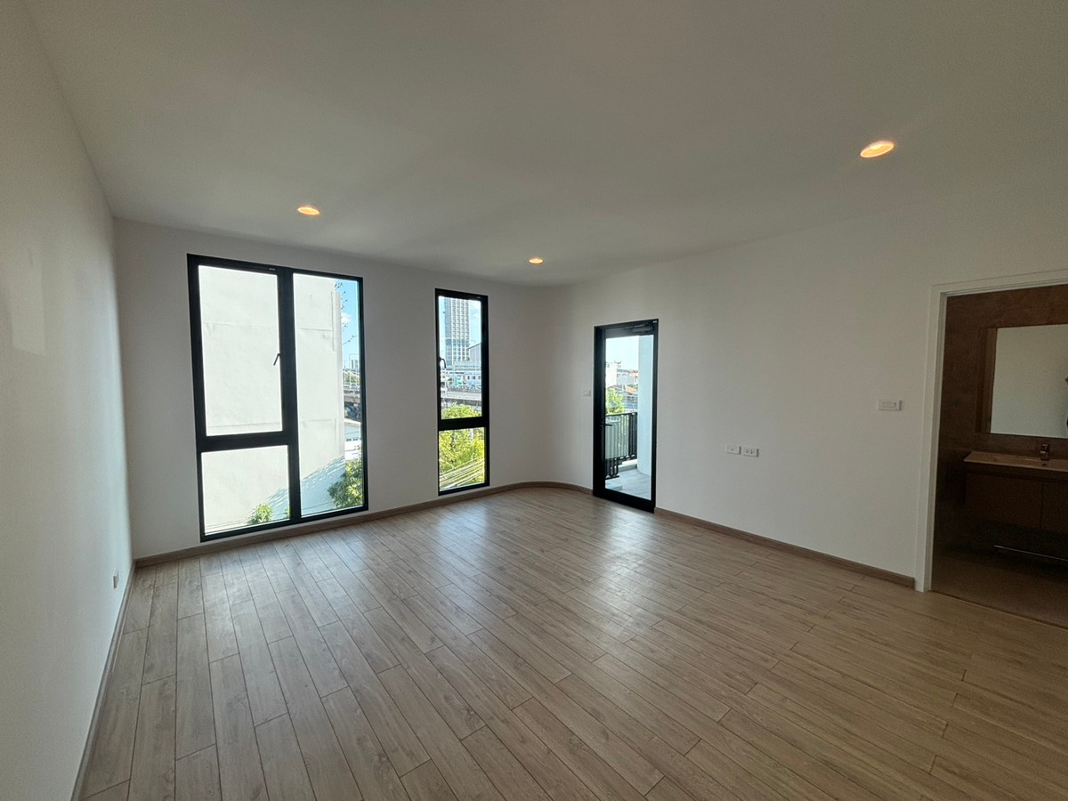 ขายทาวน์โฮมพระราม 3 สาธุประดิษฐ์ : ✨ขายทาวน์โฮมสไตล์ Modern 4ชั้นย่านพระราม 3 ขนาด 270ตรม. 3ห้องนอน เน้นความโปร่ง โล่งภายในในตัวบ้าน ใกล้ King’s College International School และทางด่วน