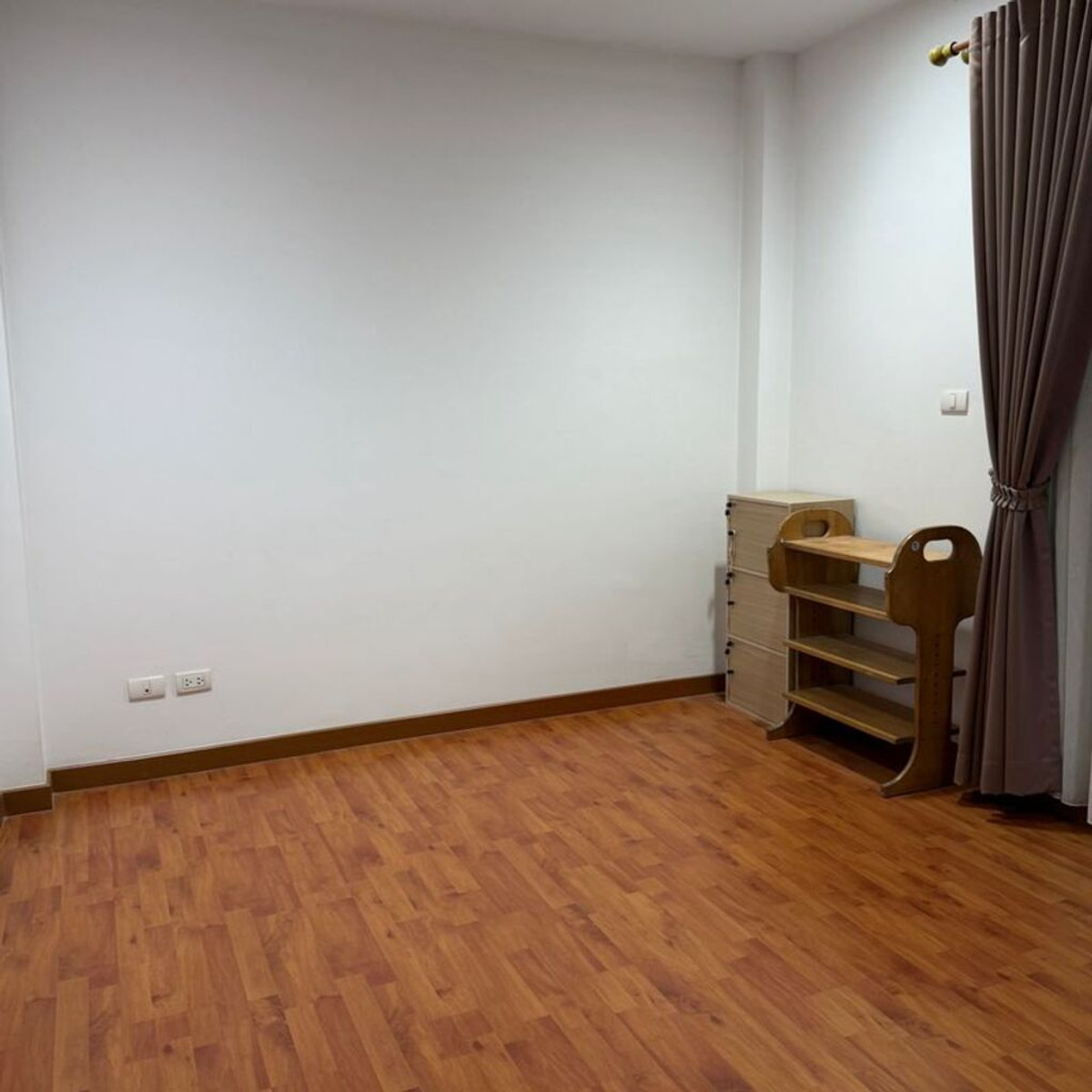 ให้เช่าทาวน์โฮมลาดกระบัง สุวรรณภูมิ : ให้เช่า บ้านกลางเมือง เอสเซ้นส์ อ่อนนุช-วงแหวน 3 ชั้น เลขที่ 489/8 (หลังมุม มีพื้นที่ด้านข้าง) (เลี้ยงสัตว์ได้)