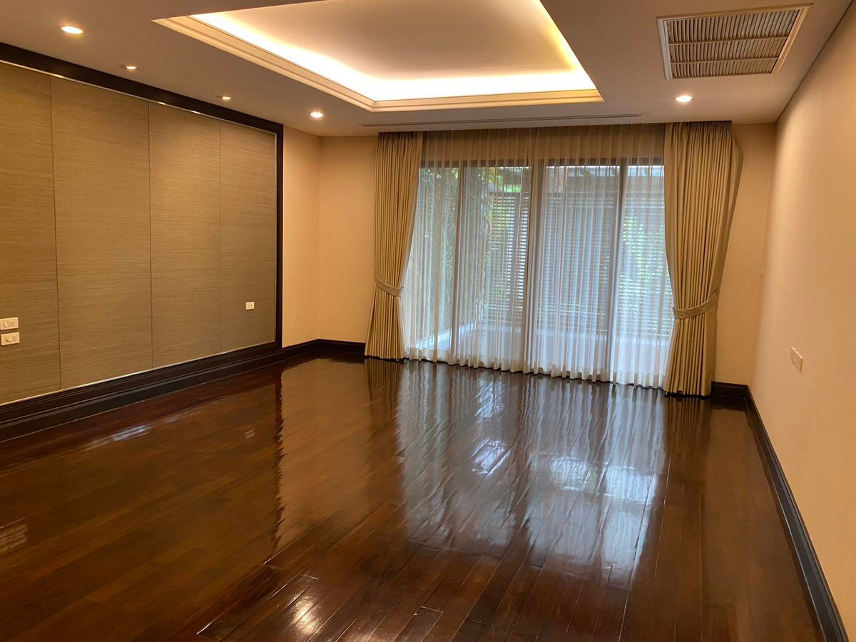 ให้เช่าบ้านสุขุมวิท อโศก ทองหล่อ : House Sukhumvit 18: 4bed 5bath 100sqwah 455sqm. 320,000/mth. Am: 0656199198