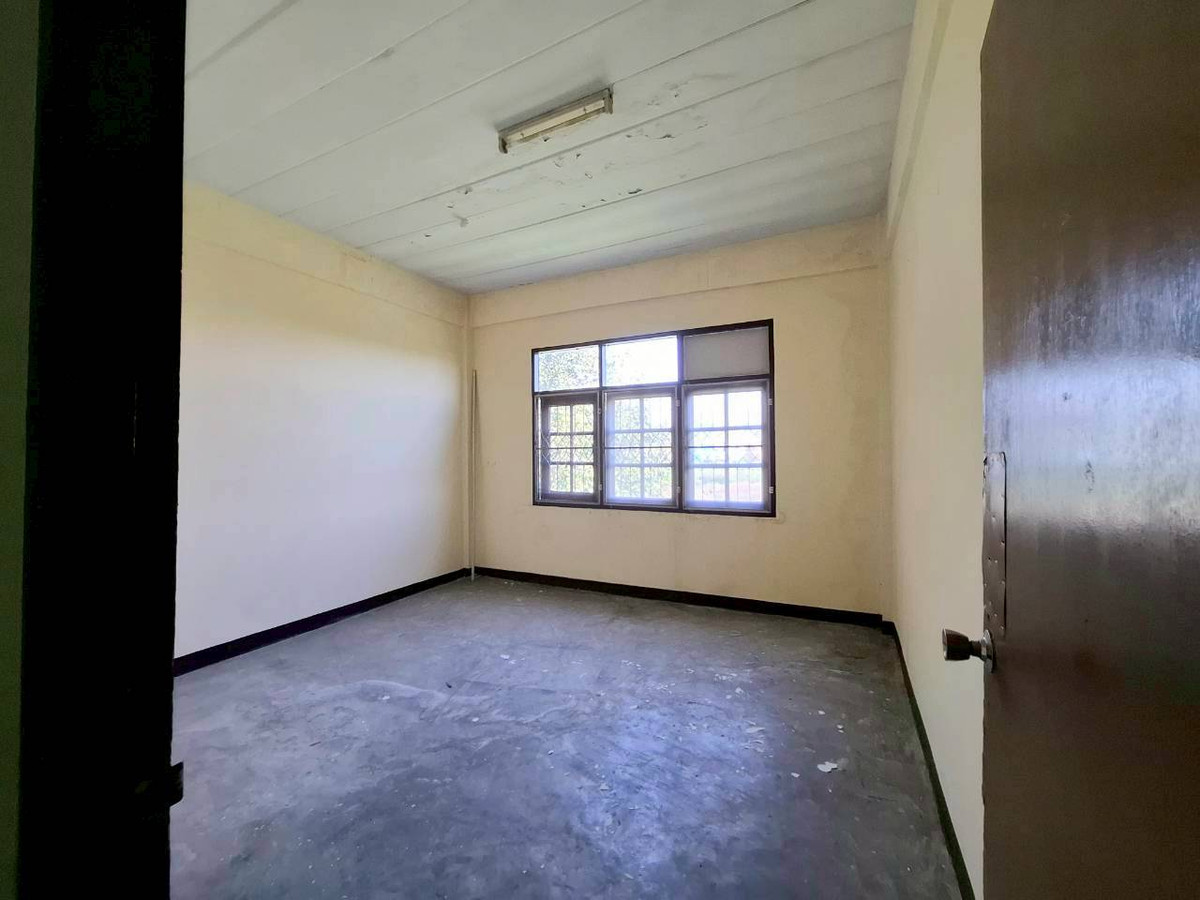 For SaleHome OfficeMin Buri, Romklao : Commercial building for sale, 3.5 floors, Sri Prajak Villa 1-2 (Ramkhamhaeng 156), Saphan Sung District, Bangkok, price 3,700,000 baht.