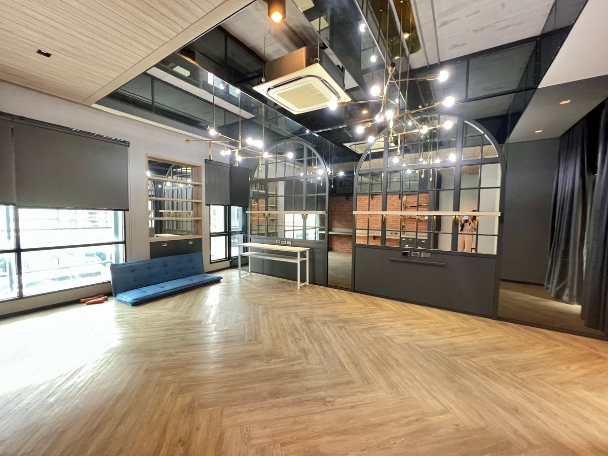 ให้เช่าโฮมออฟฟิศเลียบทางด่วนรามอินทรา : ให้เช่า ARCO Home Office 4 ชั้น | หลังมุม ทำเล Prime Ekkamai–Ramintra | พื้นที่ใหญ่ 395 ตร.ม. | จอดรถได้สูงสุด 6 คัน