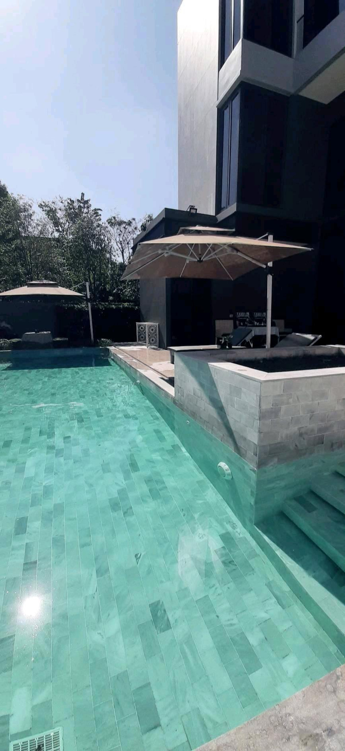 ให้เช่าบ้านเลียบทางด่วนรามอินทรา : FOR RENT : The honor โยธินพัฒนา มีลิฟท์พร้อมสระว่ายน้ำขนาดใหญ่ 8 ห้องนอน ทำเลหน้าสวน 