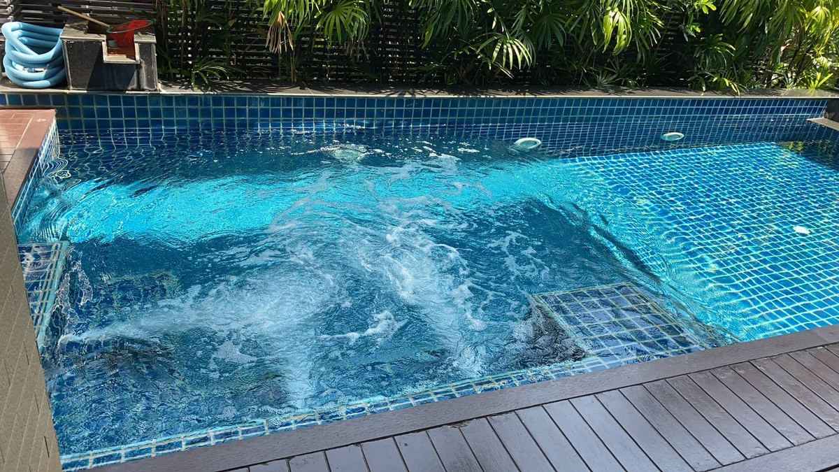 ให้เช่าบ้านสุขุมวิท อโศก ทองหล่อ : House Sukhumvit 18: 4bed 5bath 100sqwah 455sqm. 320,000/mth. Am: 0656199198