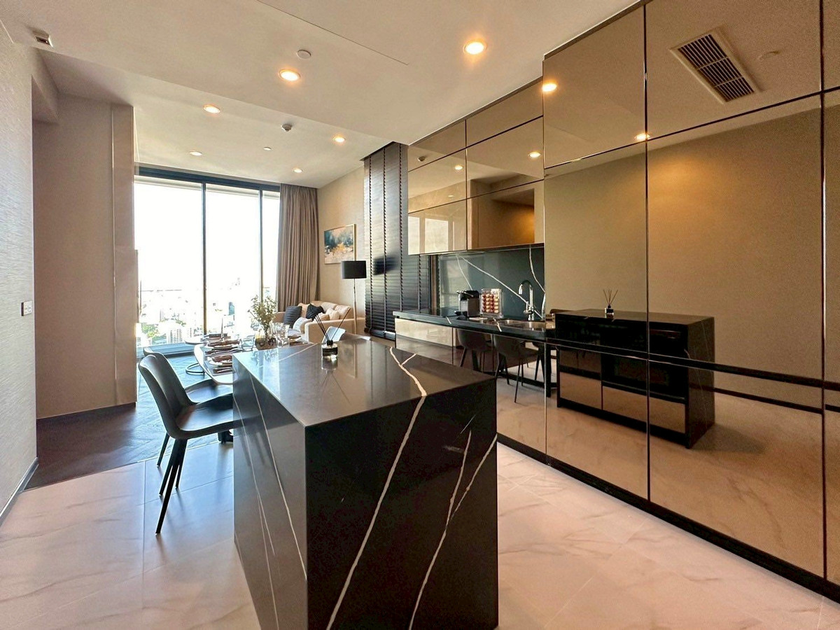 For RentCondoSukhumvit, Asoke, Thonglor : Condo The Esse Sukhumvit 36, convenient travel, near BTS, there is a shuttle, beautifully decorated room, fully furnished, ready to move in!!