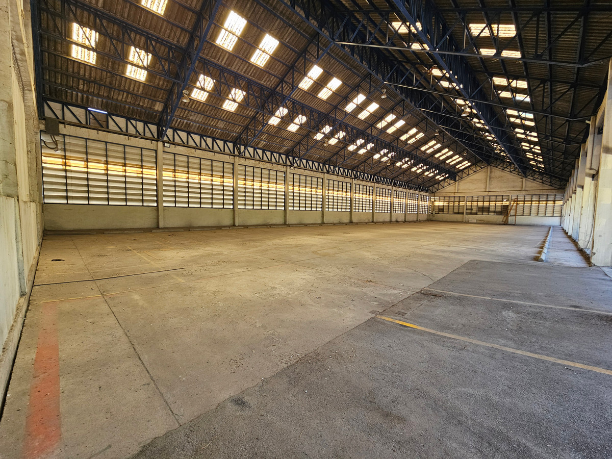 For RentWarehouseSamut Prakan,Samrong : Warehouse space for rent for parking 50 cars or placing products, Thepharak Km.1.5, near Thipawan Station.