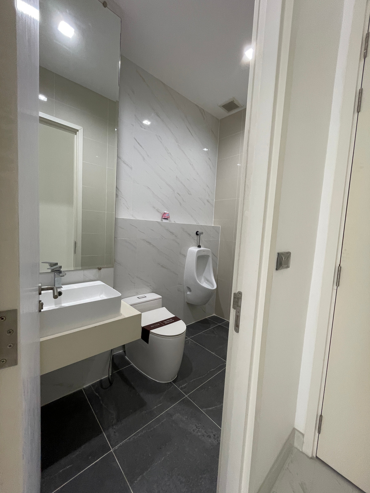 For SaleHome OfficeRamkhamhaeng, Hua Mak : Luxurious 5-story home office for sale, Metier Rama 9 project (Metier Rama 9), designed under the concept of superiority. Private parking for up to 6 cars