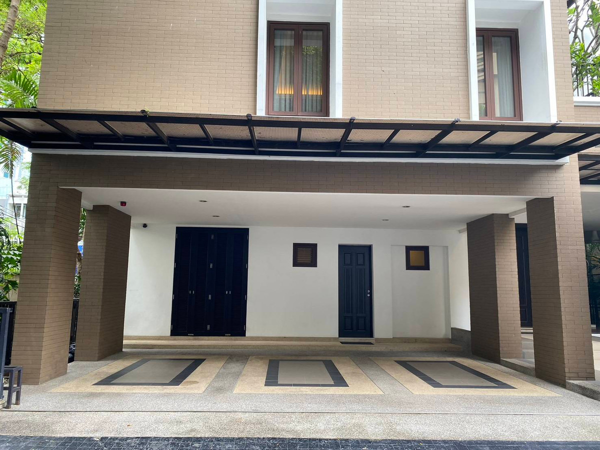 ให้เช่าบ้านสุขุมวิท อโศก ทองหล่อ : House Sukhumvit 18: 4bed 5bath 100sqwah 455sqm. 320,000/mth. Am: 0656199198