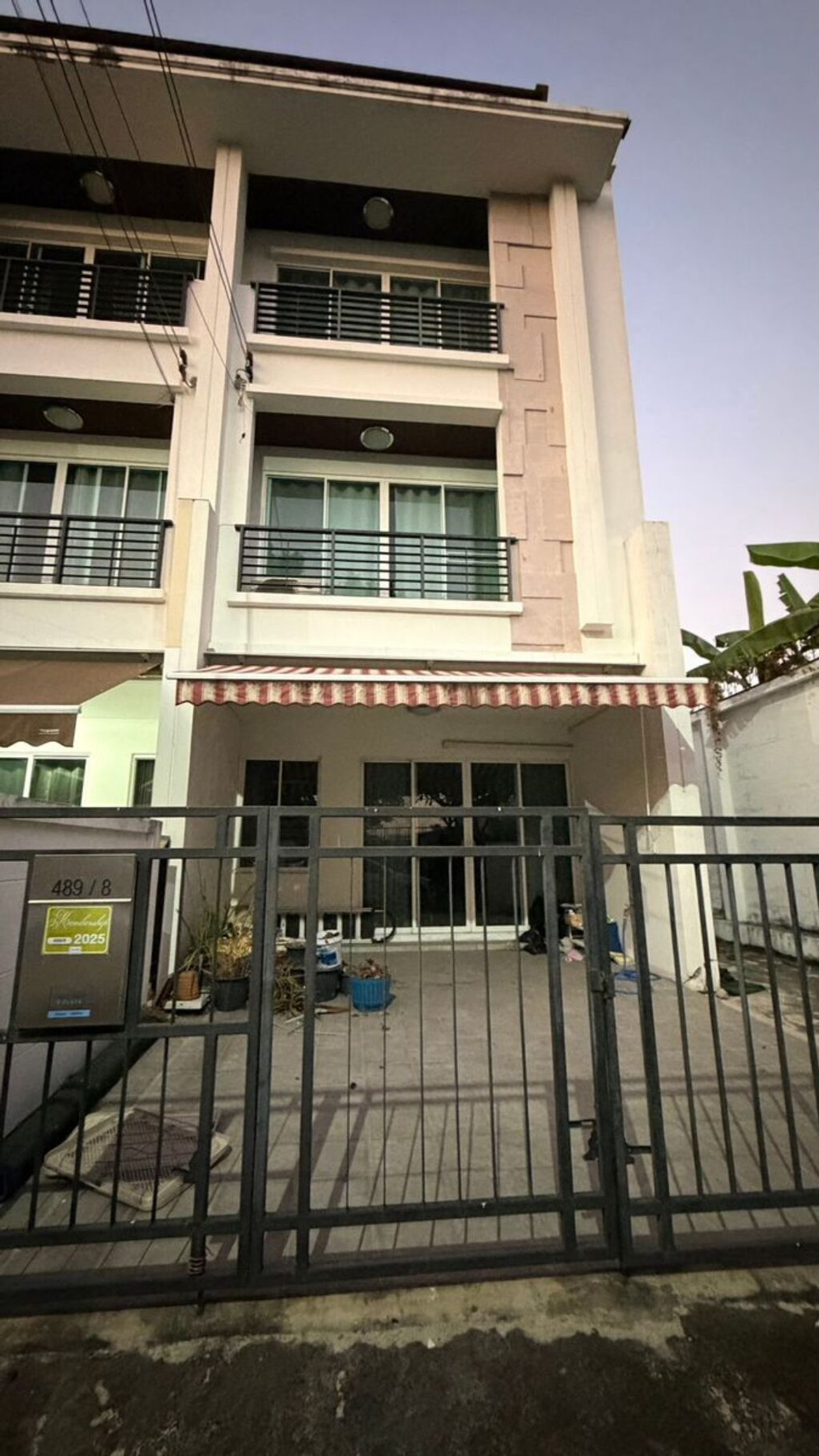 ให้เช่าทาวน์โฮมลาดกระบัง สุวรรณภูมิ : ให้เช่า บ้านกลางเมือง เอสเซ้นส์ อ่อนนุช-วงแหวน 3 ชั้น เลขที่ 489/8 (หลังมุม มีพื้นที่ด้านข้าง) (เลี้ยงสัตว์ได้)