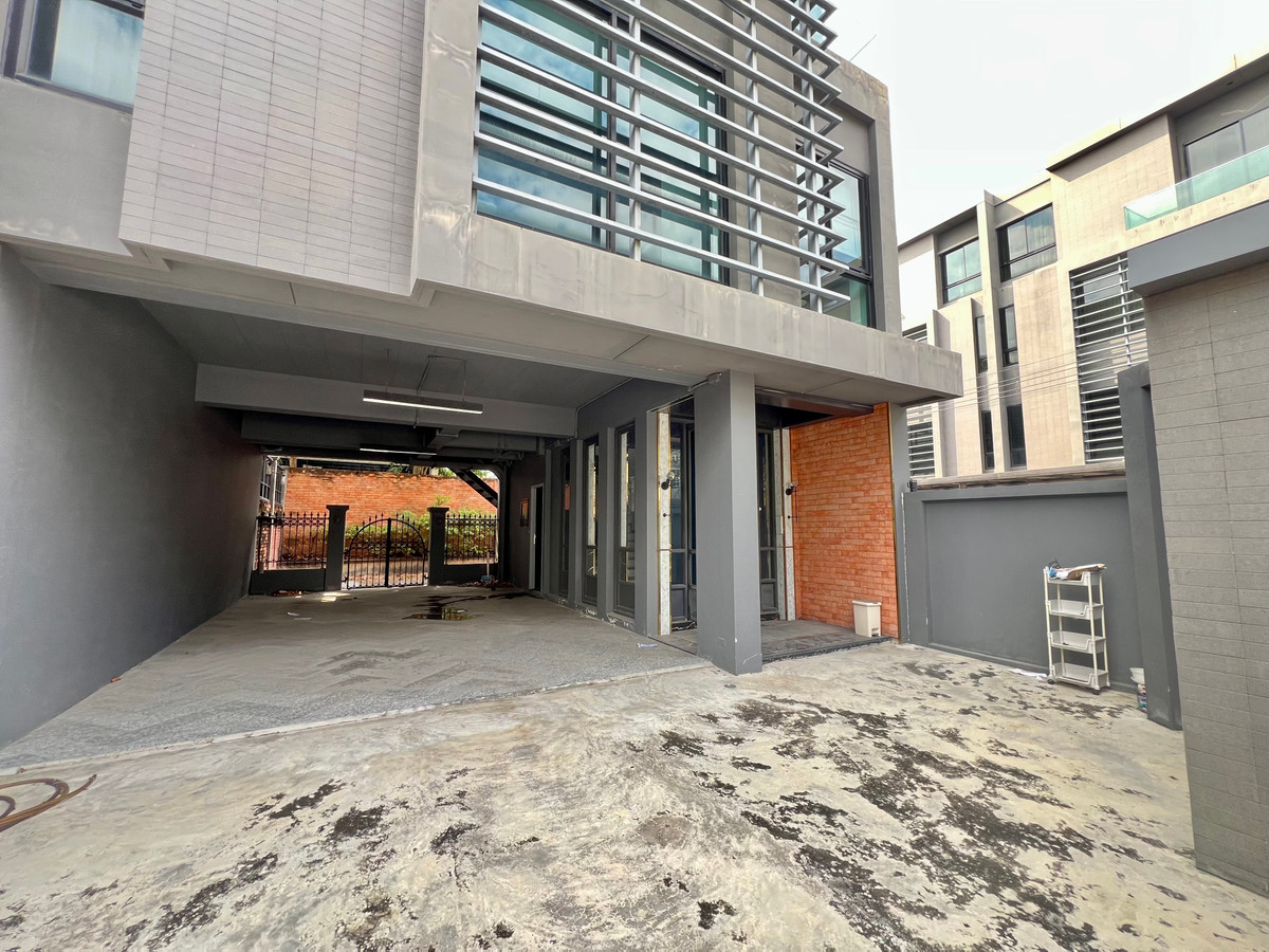 ให้เช่าโฮมออฟฟิศเลียบทางด่วนรามอินทรา : ให้เช่า ARCO Home Office 4 ชั้น | หลังมุม ทำเล Prime Ekkamai–Ramintra | พื้นที่ใหญ่ 395 ตร.ม. | จอดรถได้สูงสุด 6 คัน