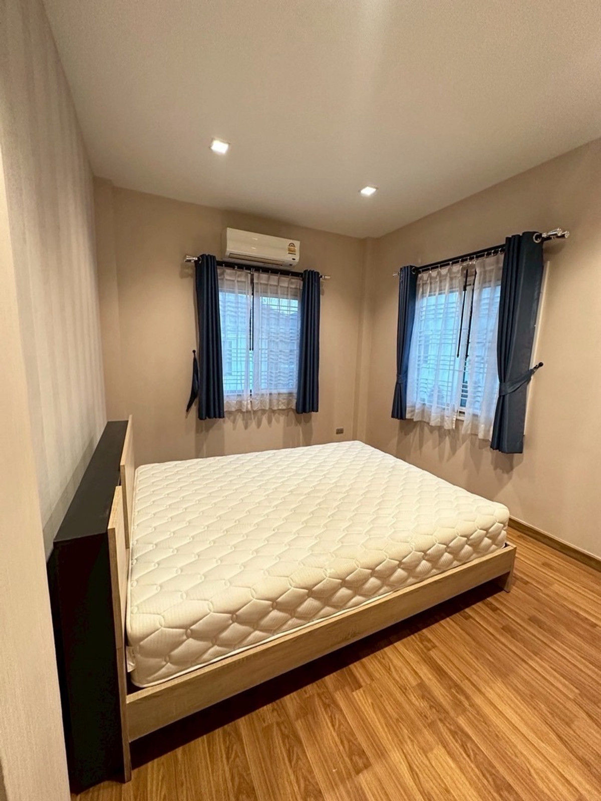 For RentHouseLadkrabang, Suwannaphum Airport : House for rent, Perfect Place Sukhumvit 77, pets allowed.