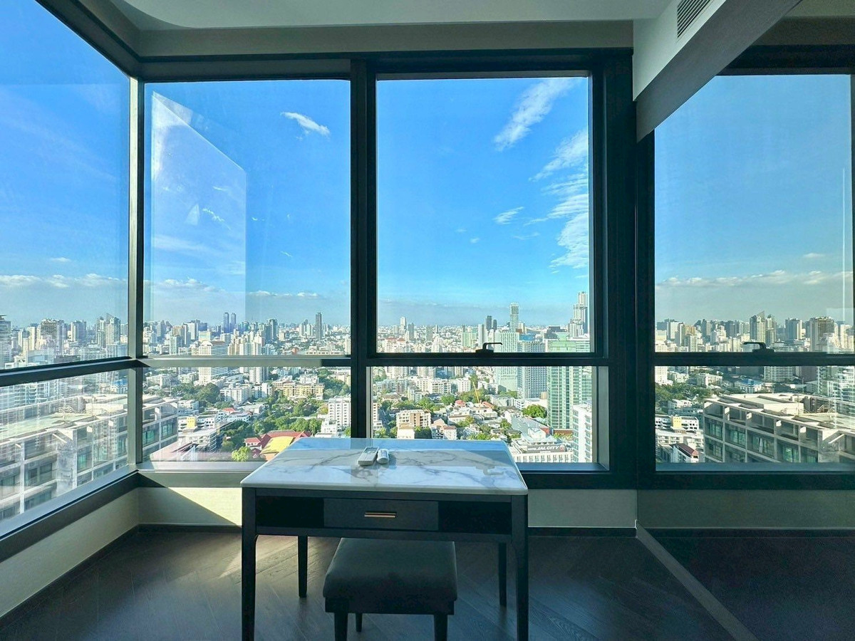 For RentCondoSukhumvit, Asoke, Thonglor : Condo The Esse Sukhumvit 36, convenient travel, near BTS, there is a shuttle, beautifully decorated room, fully furnished, ready to move in!!