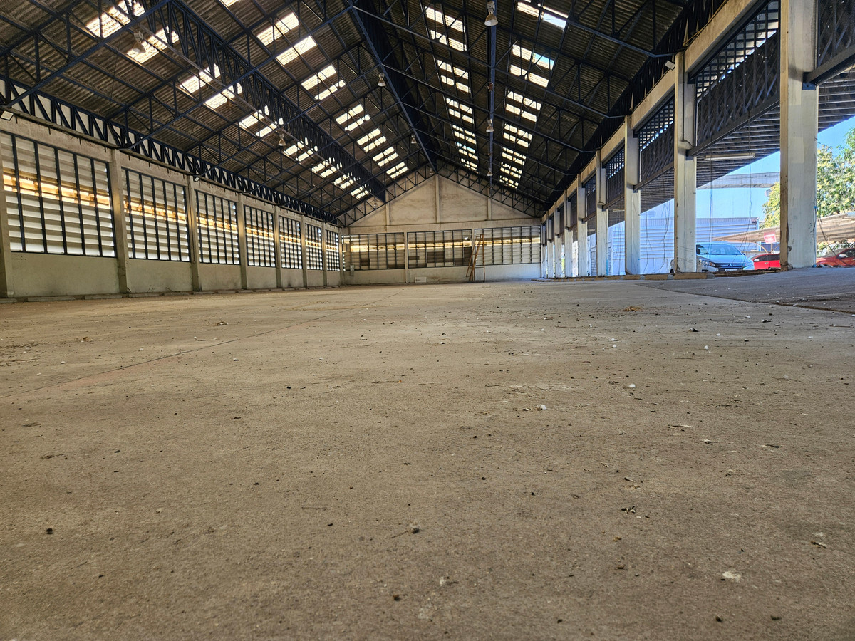 For RentWarehouseSamut Prakan,Samrong : Warehouse space for rent for parking 50 cars or placing products, Thepharak Km.1.5, near Thipawan Station.