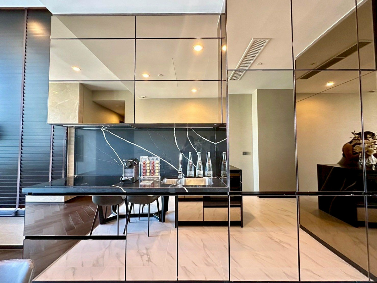 For RentCondoSukhumvit, Asoke, Thonglor : Condo The Esse Sukhumvit 36, convenient travel, near BTS, there is a shuttle, beautifully decorated room, fully furnished, ready to move in!!