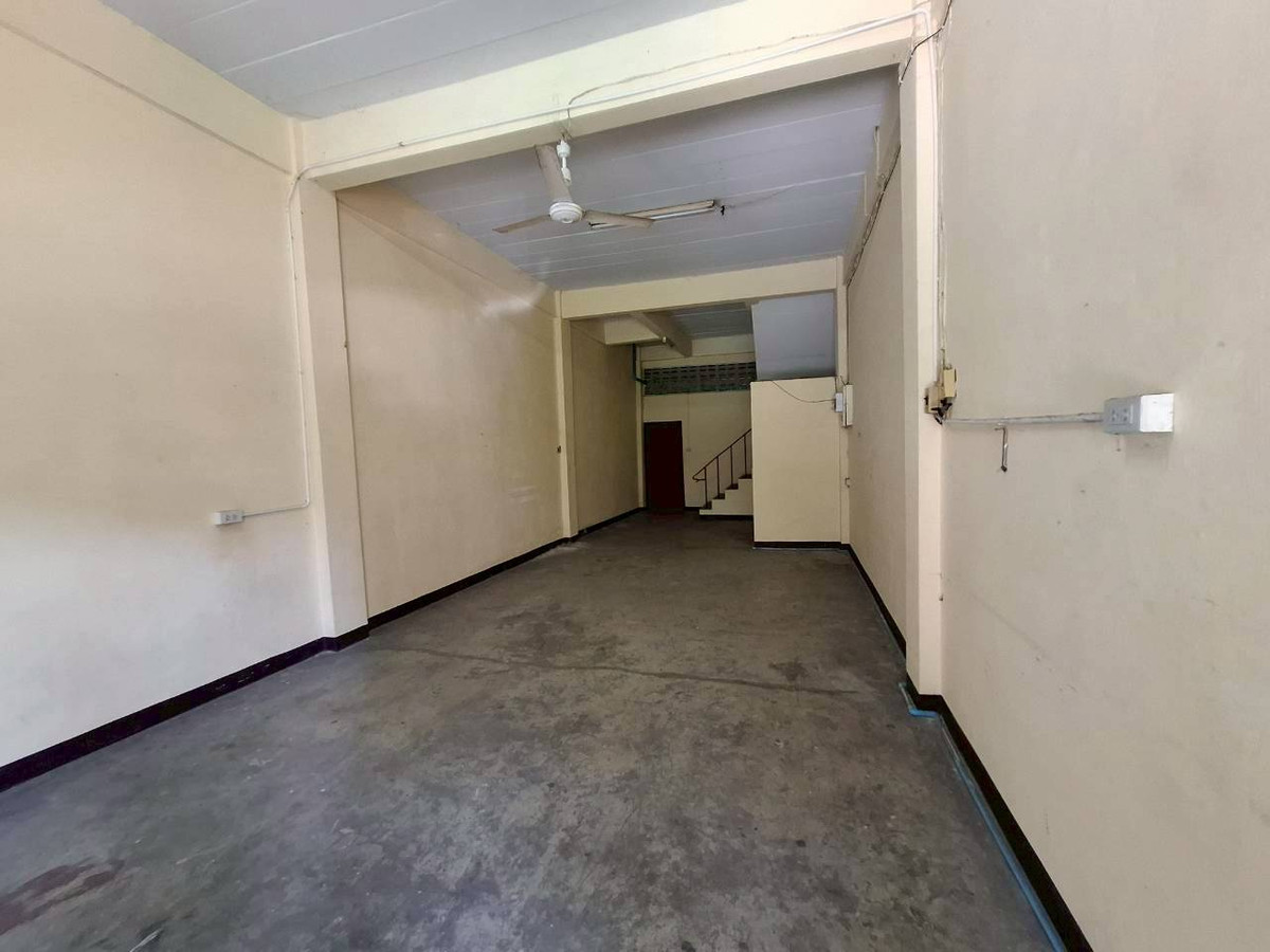 For SaleHome OfficeMin Buri, Romklao : Commercial building for sale, 3.5 floors, Sri Prajak Villa 1-2 (Ramkhamhaeng 156), Saphan Sung District, Bangkok, price 3,700,000 baht.