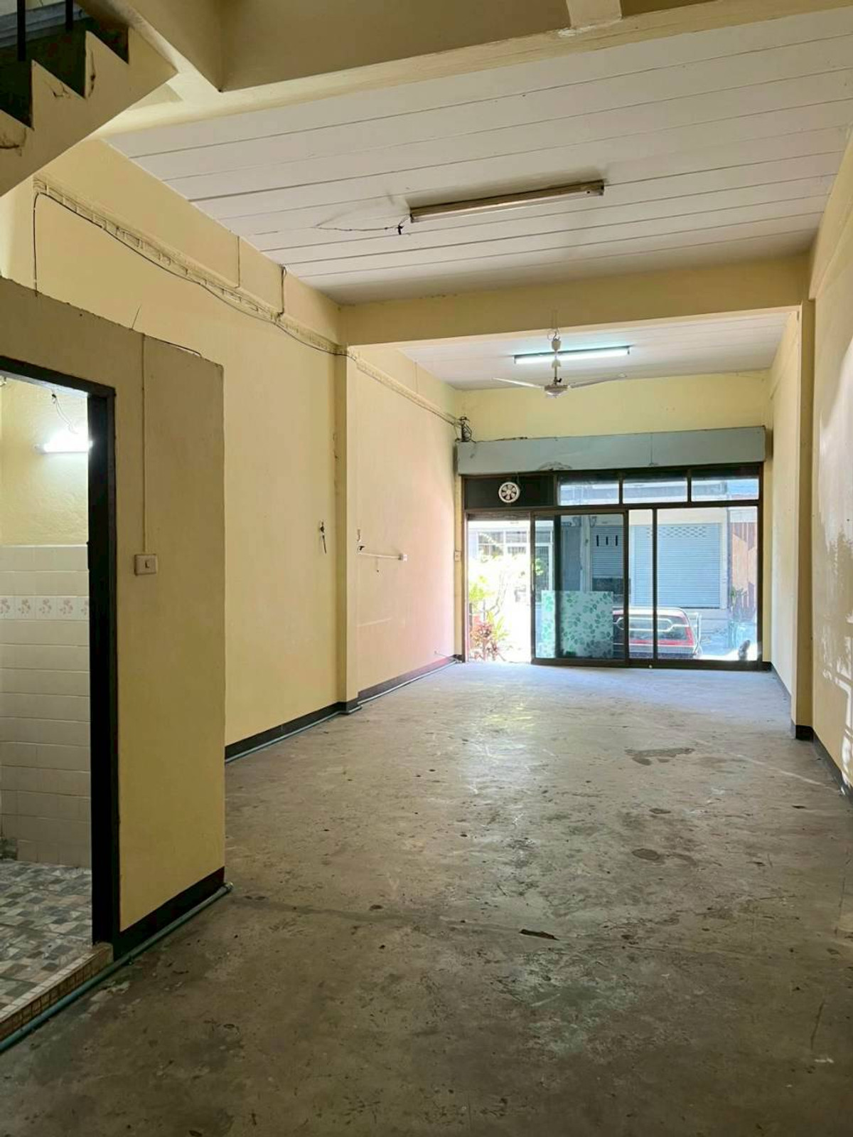 For SaleHome OfficeMin Buri, Romklao : Commercial building for sale, 3.5 floors, Sri Prajak Villa 1-2 (Ramkhamhaeng 156), Saphan Sung District, Bangkok, price 3,700,000 baht.