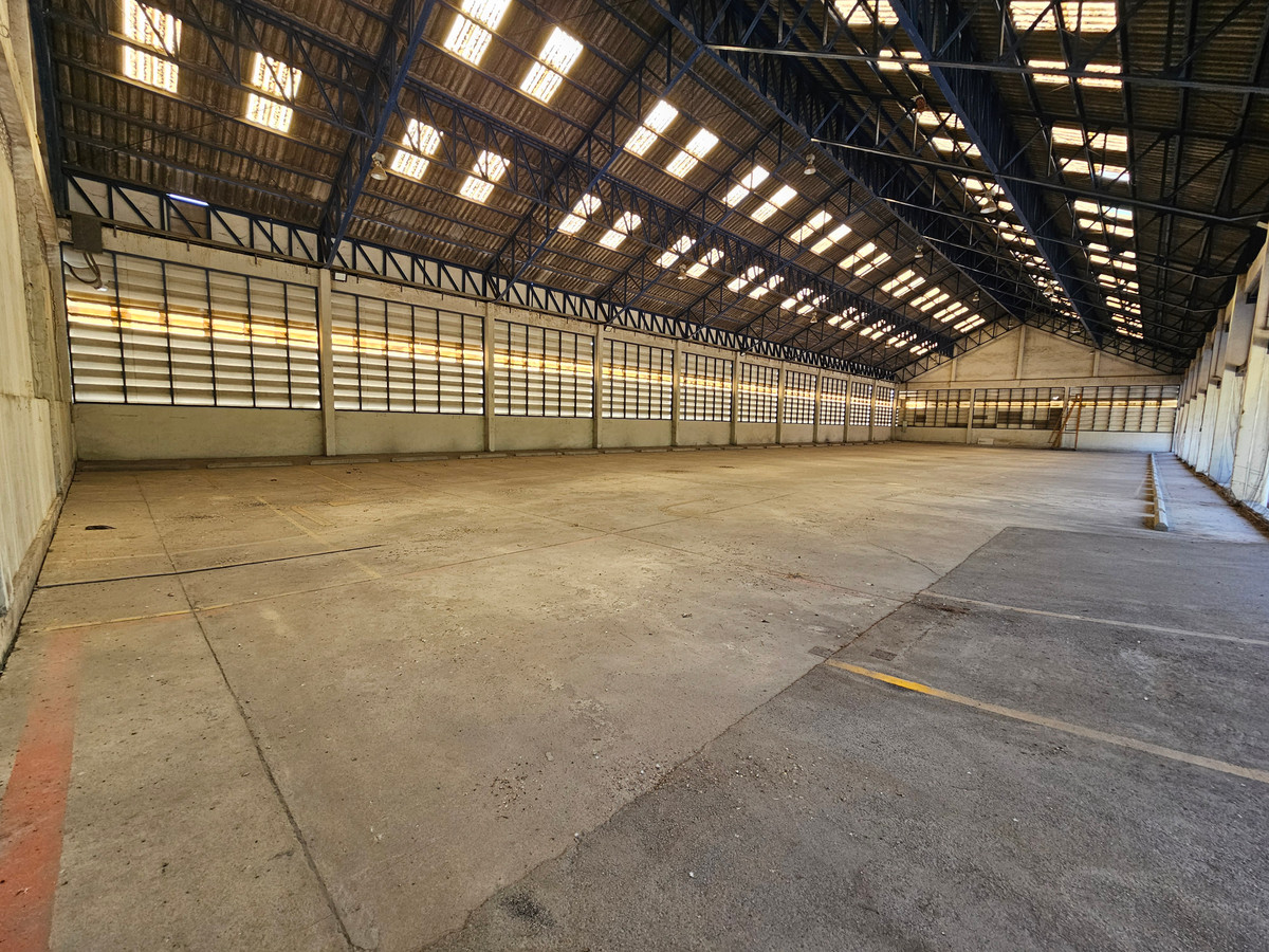 For RentWarehouseSamut Prakan,Samrong : Warehouse space for rent for parking 50 cars or placing products, Thepharak Km.1.5, near Thipawan Station.