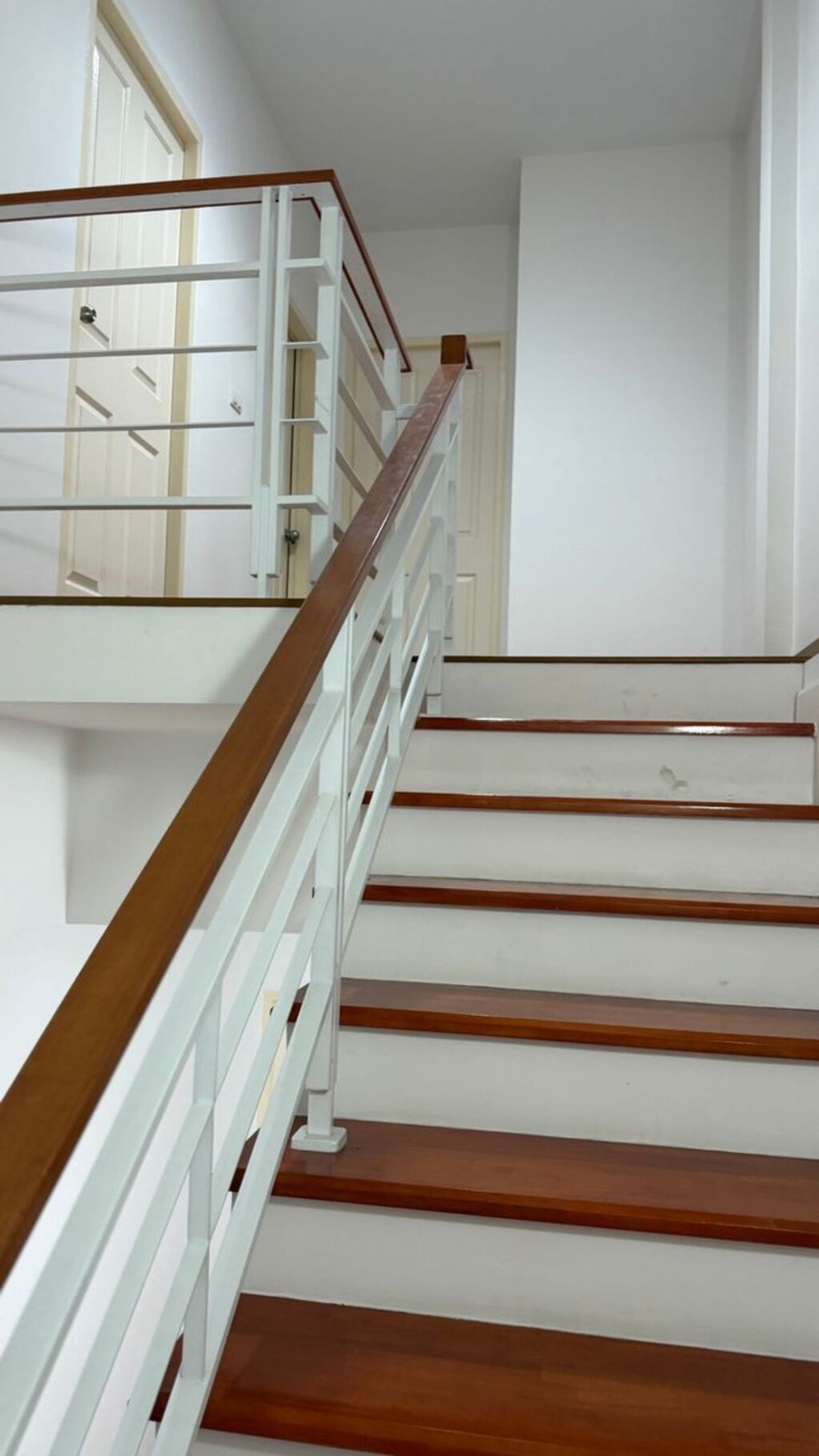 ให้เช่าทาวน์โฮมลาดกระบัง สุวรรณภูมิ : ให้เช่า บ้านกลางเมือง เอสเซ้นส์ อ่อนนุช-วงแหวน 3 ชั้น เลขที่ 489/8 (หลังมุม มีพื้นที่ด้านข้าง) (เลี้ยงสัตว์ได้)