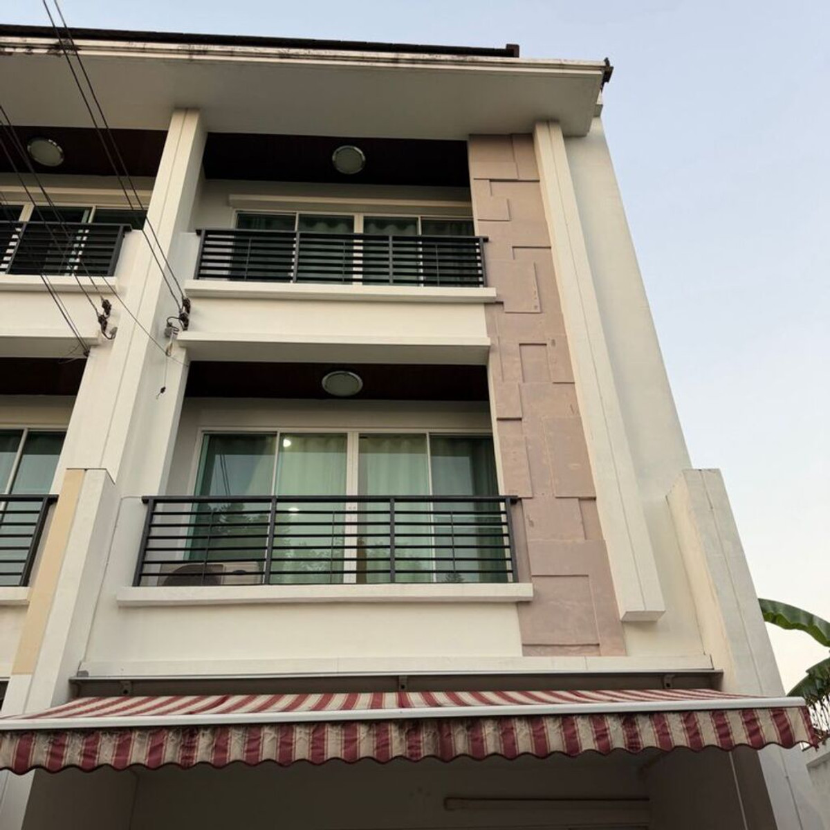 ให้เช่าทาวน์โฮมลาดกระบัง สุวรรณภูมิ : ให้เช่า บ้านกลางเมือง เอสเซ้นส์ อ่อนนุช-วงแหวน 3 ชั้น เลขที่ 489/8 (หลังมุม มีพื้นที่ด้านข้าง) (เลี้ยงสัตว์ได้)