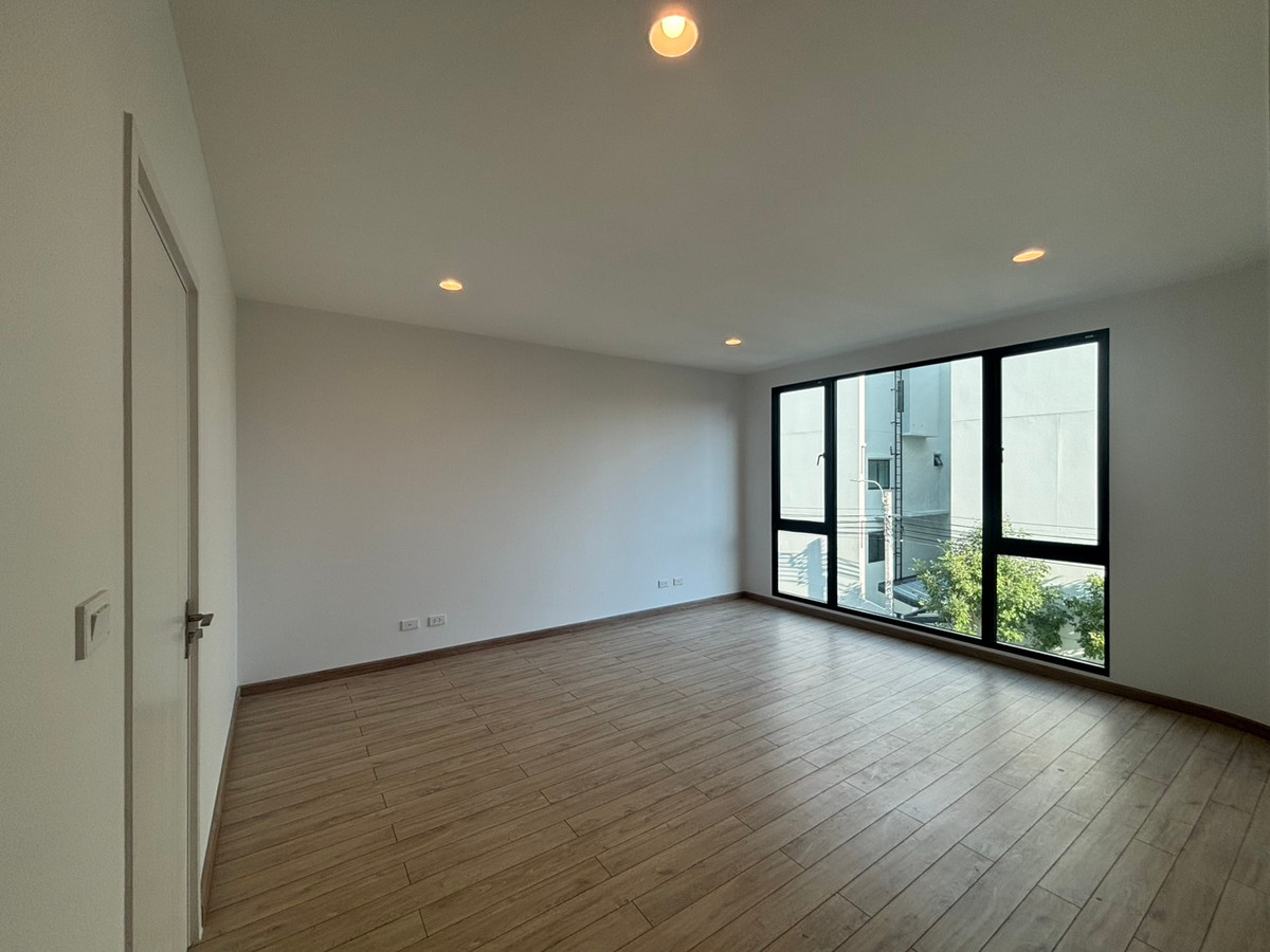 ขายทาวน์โฮมพระราม 3 สาธุประดิษฐ์ : ✨ขายทาวน์โฮมสไตล์ Modern 4ชั้นย่านพระราม 3 ขนาด 270ตรม. 3ห้องนอน เน้นความโปร่ง โล่งภายในในตัวบ้าน ใกล้ King’s College International School และทางด่วน